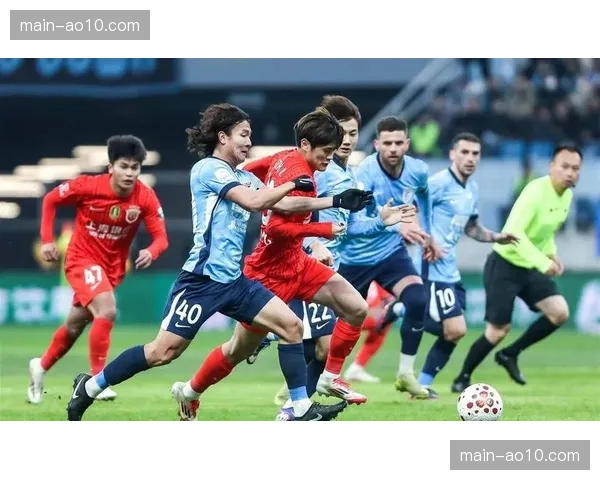 大连英博高效反击三脚传递 阿奇姆彭第47分钟闪击终结海港75场进球纪录